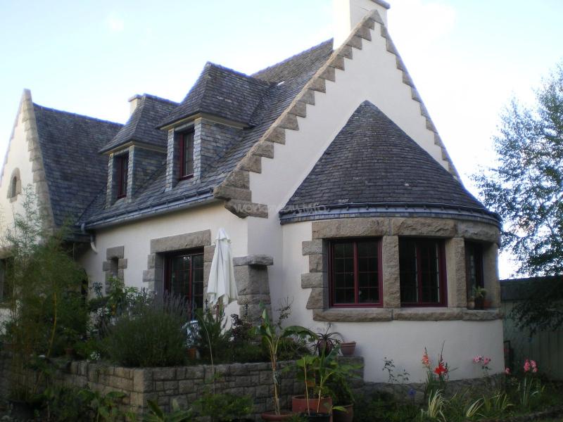 Stay in France, Bretagne: We search help with Gardening renovations, painting walls,
