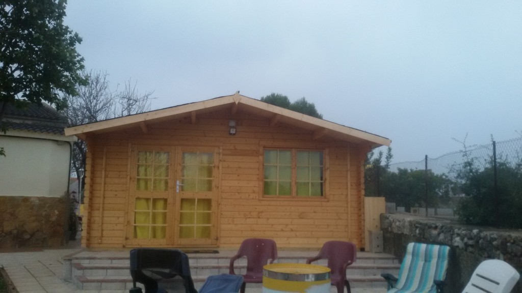 Big country house about 150 m2 and a wooden cabane about 35 m2 all equiped with saun, jacuzzi,pool, paellero and gamezone