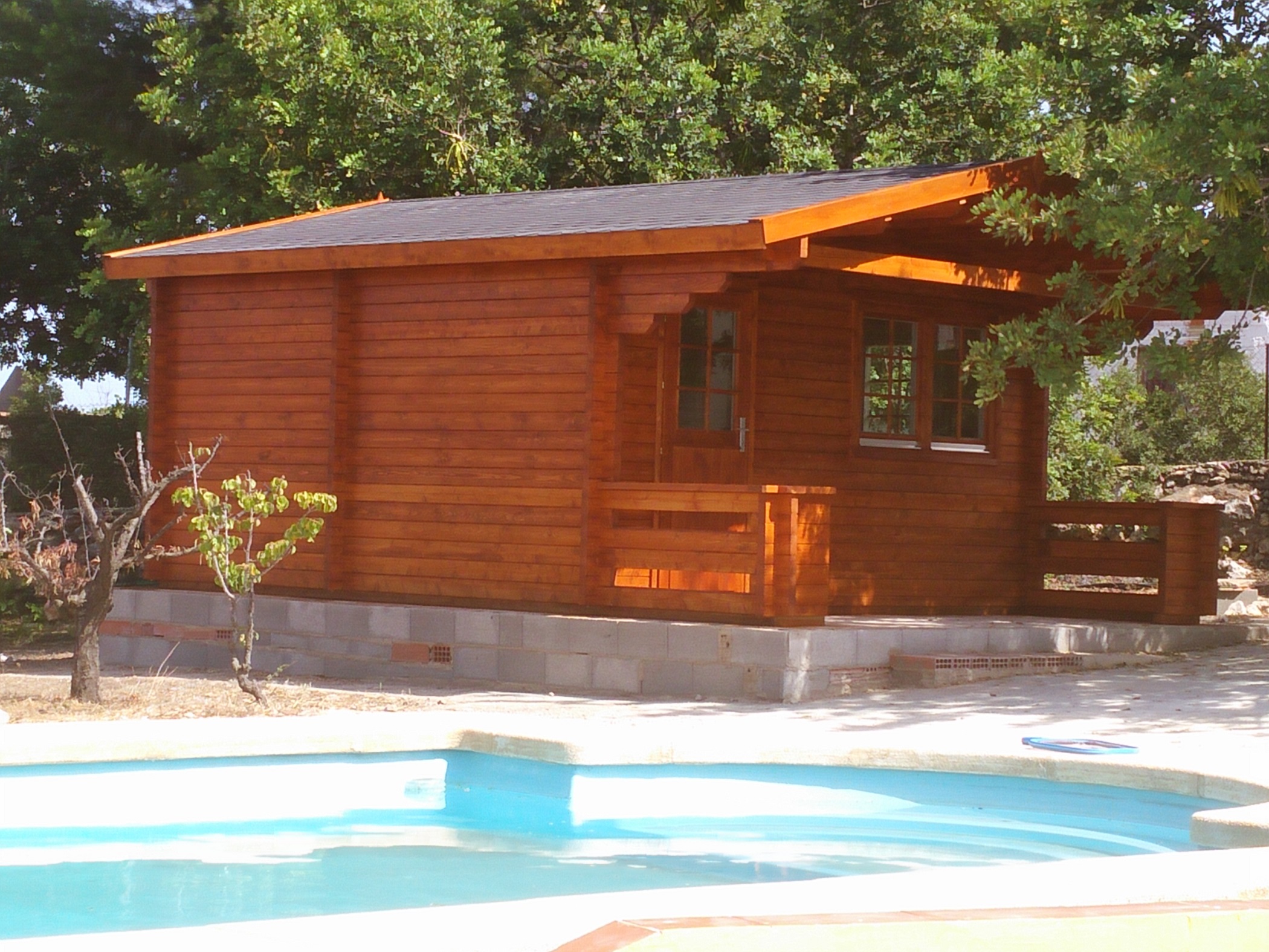 Big country house about 150 m2 and a wooden cabane about 35 m2 all equiped with saun, jacuzzi,pool, paellero and gamezone