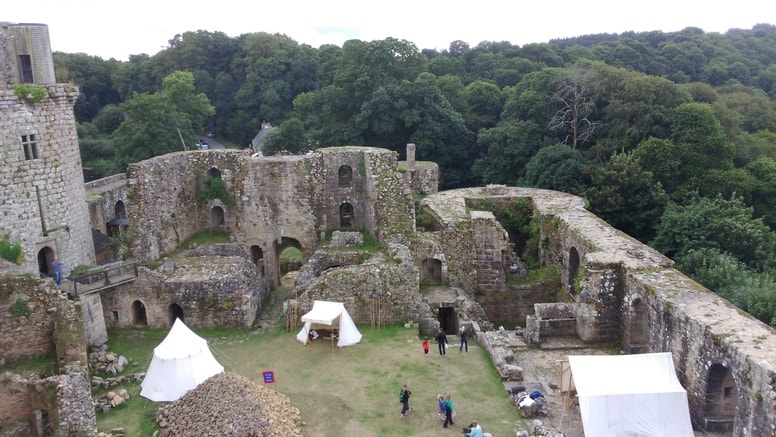 Stay in France, Bretagne: We search help with Gardening renovations, painting walls,