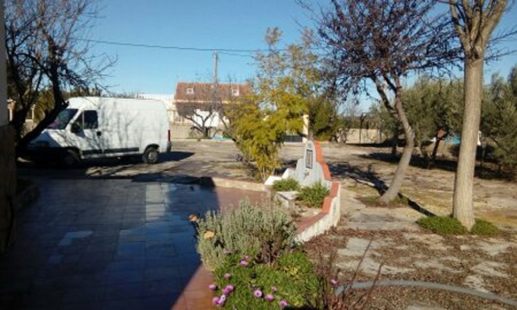 Big country house about 150 m2 and a wooden cabane about 35 m2 all equiped with saun, jacuzzi,pool, paellero and gamezone